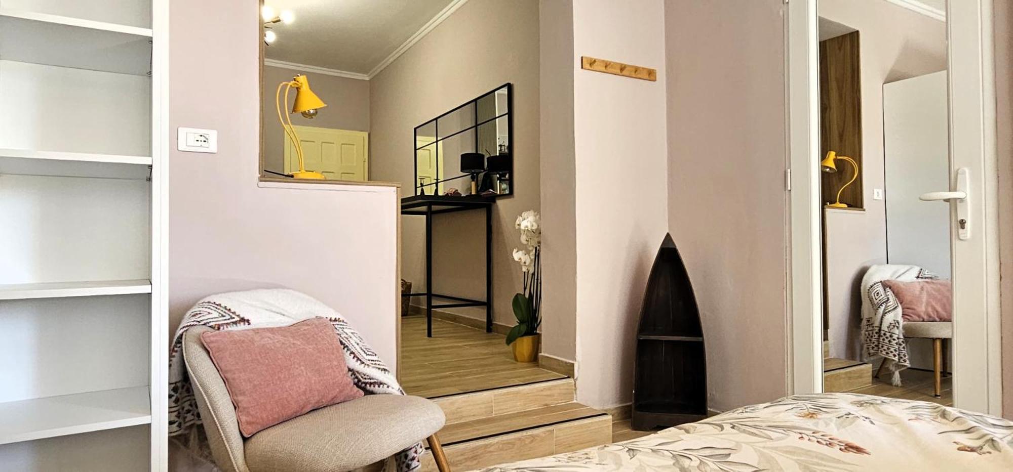 Nuci's Place 3, Cozy 1 Bedroom With Balcony Near Bllok * Tiranë